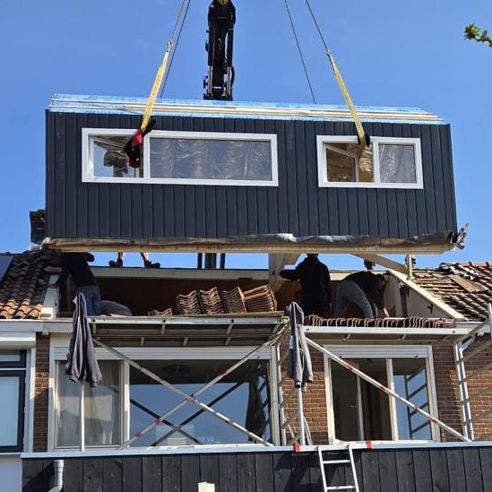 prefab dakkapel wordt geplaatst