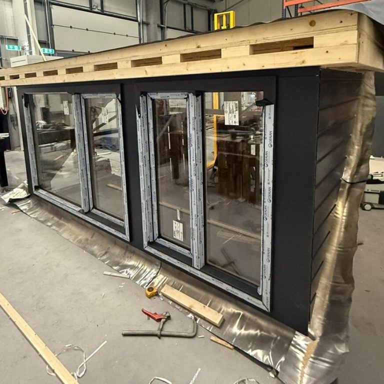 Raamindeling van dakkapel in fabriek