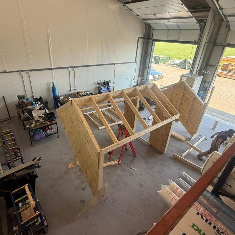 Geraamte van dakkapel wordt ingemeten in fabriek