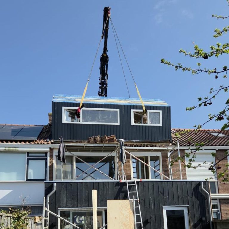Prefab dakkapel wordt geplaatst op dak