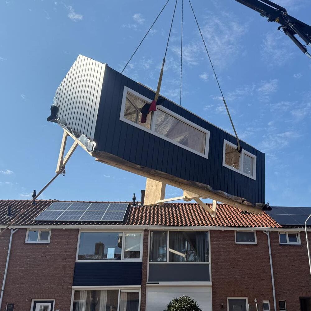 5 meter prefab dakkapel wordt geplaatst
